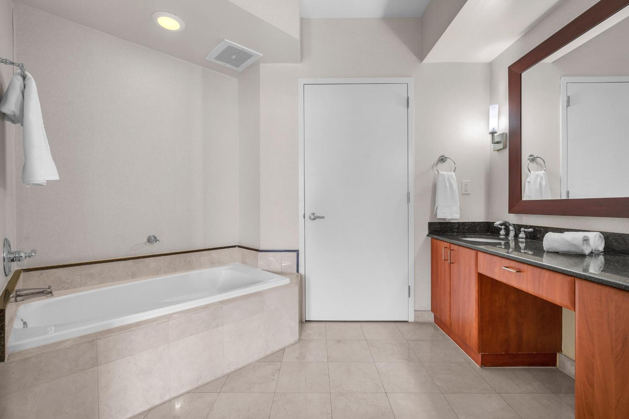 Trump Intl 2 Bedroom Apartment 1600 Sqf Ocean Front Miami Beach Bagian luar foto